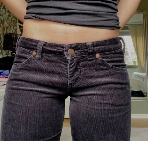 Svarta manchesterbyxor  - Säljer ett par svarta manchesterbyxor från Wrangler, modell Megan. Byxorna har klassisk femficksdesign, låg midja och raka ben. Perfekta för dig som gillar retrovibbar och skön passform.