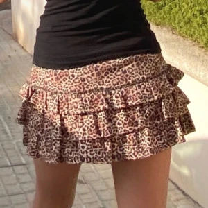 Leopardkjol leopard kjol minikjol kort Urban Outfitters trendig populär slutsåld sommar somrig - Leopardkjol från Urban Outfitters, storlek XS. Kort modell! Nypris i butiken är 500:-