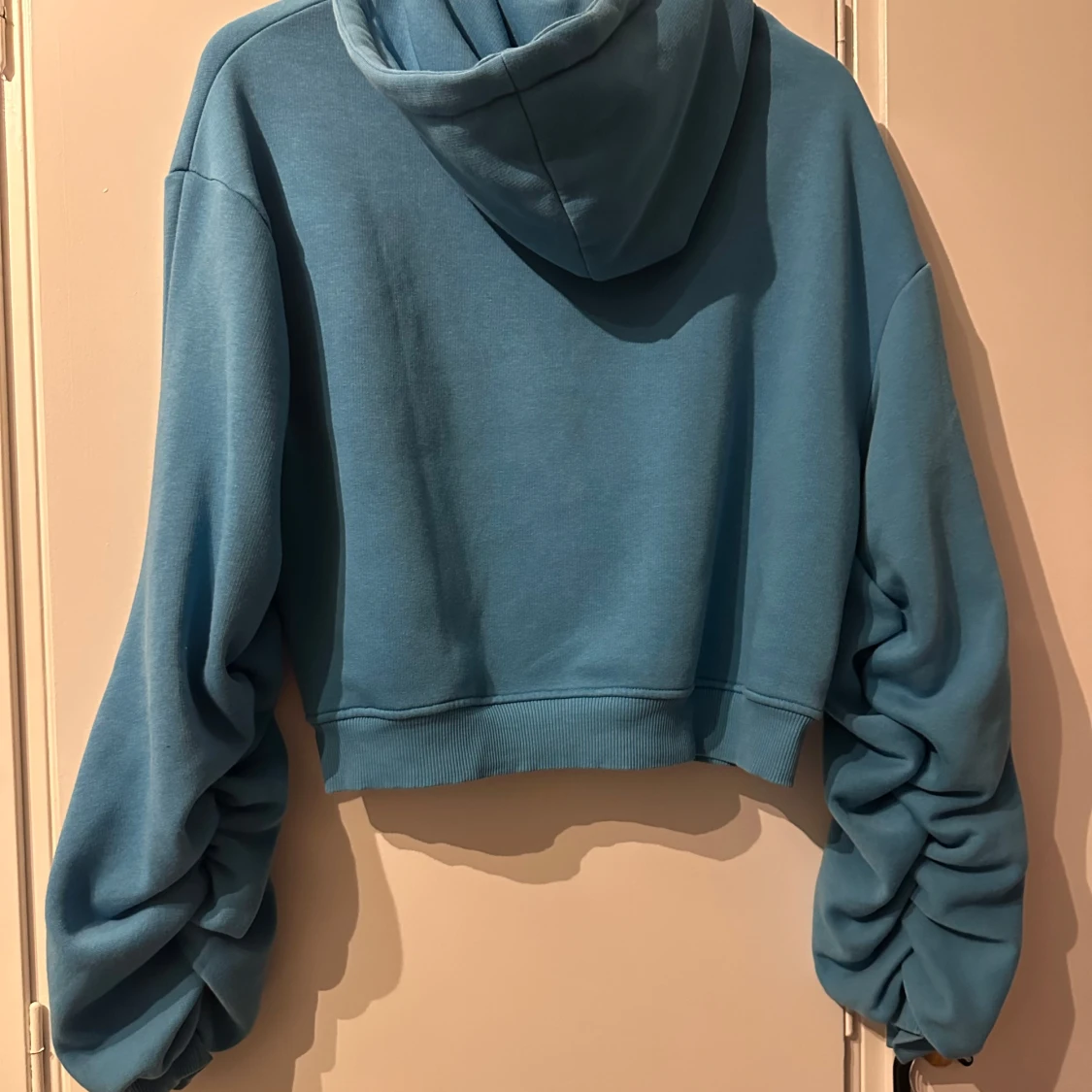 Blå croppad hoodie från NLY Trend - 1