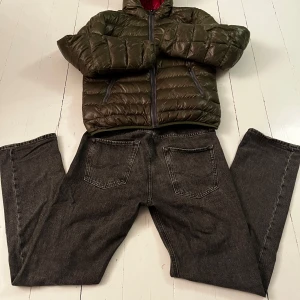 Mörkgrå jeans  - Säljer ett par mörkgrå jeans med en liten rakare passform. Nästan aldrig använda då de är förstora för mig. Jeansen har en snygg tvättad look och är tillverkade i jeansmaterial. Perfekta för dig som gillar en enkel och stilren vibe. Om du har minsta lilla fundering så tveka inte på att höra av dig!