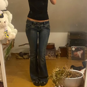 Superfina lowwaist jeans  - Så fina mörkblå bootcut jeans med låg midja och snygga slitningar nertill. Sydda i grenen för extra lågmidjade effekt men går att sprätta upp!❣️Midjemått:37 cm rakt över men materialet är stretchigt. Innebenslängd: 82 cm.