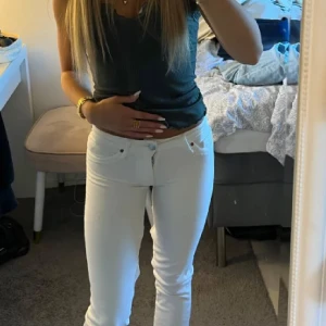 lågmidjade bootcut vita jeans - xs i bilden 160cm helt som nya