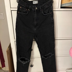 Jeans - Jätte fina jeans från Zara, knappt använda, passar till många olika tillfällen💞