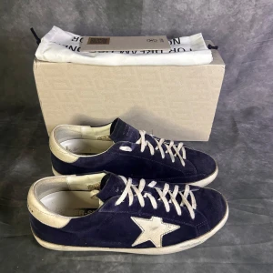 Golden goose sneakers -  fint skick | Size 43 passar även 44  | box dustbags och golden goose passport medföljer | fraktar spårbart inom 24 timmar |  för att köpa klicka ” köp nu” | vid frågor skriv ett meddelande |