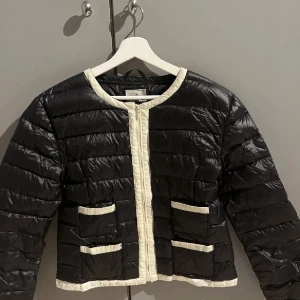 Svart jacka med vita detaljer - Super fin jacka perfekt till hösten💕