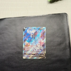 Lumineon V Pokémonkort - Samlarvänligt Lumineon V-kort med holografisk yta, perfekt för dig som älskar Pokémon! Kortet är i fint skick och passar både till spel och samling. Ett måste för unga samlare och fans av Pokémonvärlden.