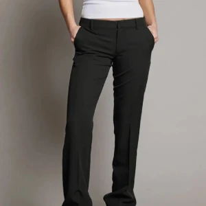 Bikbok kostymbyxor vera  - Kostymbyxor från Bikbok st 38 modellen vera, långa i benen, lite märken nere vid fötterna men inget man lägger märke till och på andra bilden syns det hur ett ”band” lossnat men inget man lägger märke på heller🤍