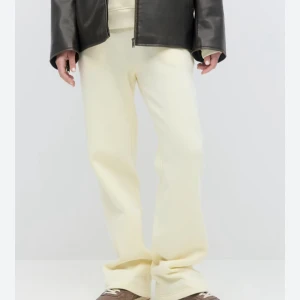 Ljusgula mjukisbyxor från Gina Tricot XS - ✨Gina Tricot mjukisbyxor – Basically Basics (XS)  	•	Färg: ljusgul / off-white (säljs ej längre i butik) 	•	Storlek: XS 	•	Nypris: ca 300 kr 	•	Skick: helt oanvända, endast provade. Prislapp finns tyvärr ej kvar.  Supersköna och stilrena mjukisbyxor i klassisk “basic straight”-modell. Perfekt både hemma och till vardags!  💸 Mitt pris: 200 kr