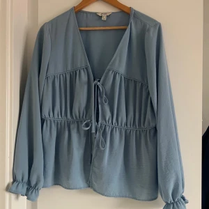 Ljusblå blus med knyt  - Jätte fint när man har på sig den