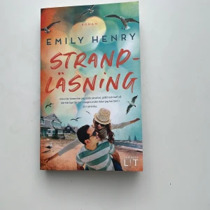 Strandläsning - En charmig feelgoodroman om två författare med skrivkramp som utmanar varandra under en sommar vid stranden. Perfekt för dig som gillar romantik, humor och att drömma dig bort till soliga dagar. En bok som bjuder på både skratt och fjärilar i magen!