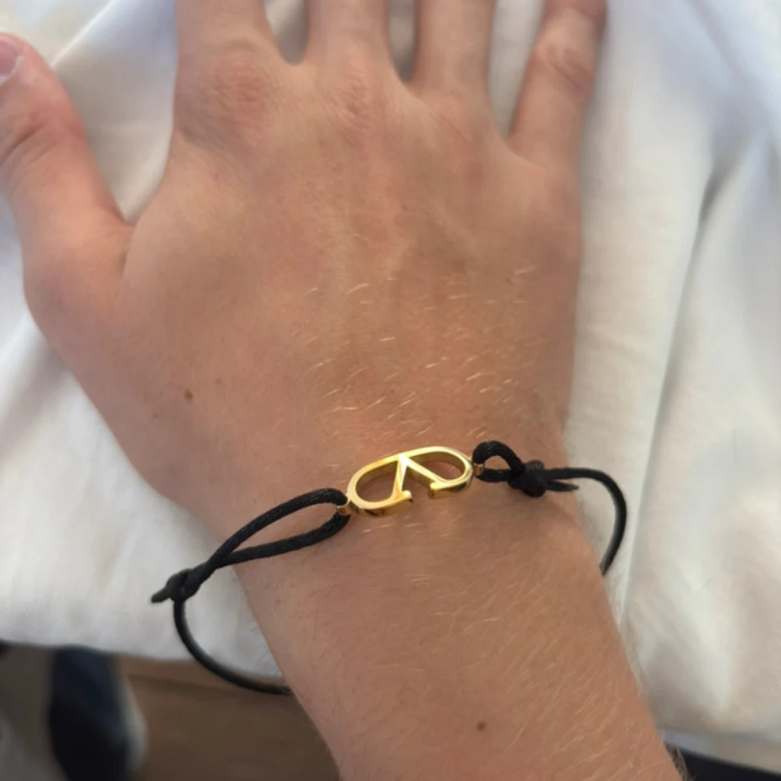 Valentino armband med svart snöre