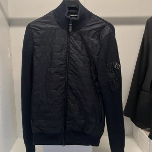 Svart kofta från J.Lindeberg - Snygg svart kofta från J.Lindeberg. Perfekt för hösten, väldigt försiktigt använd!