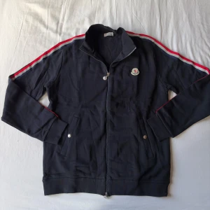 Moncler zip-up – Navy blue / Mörkblå - 💙 Storlek M Passar även S Exklusiv Moncler zip-up i navy blue/mörkblå, knappt använd och i toppskick ✅ Elegant och tidlös design som passar både vardag och sofistikerade streetwear-looker. Plagget har NFC-logga som går att skanna. Snabb frakt 📦  🔎 Sökord: moncler, zip-up, hoodie, navy blue, mörkblå, lyx, premium, streetwear, unisex, casual, knappt använd, höst, vinter, exklusiv, stilren, high-end, nfc, autentisk