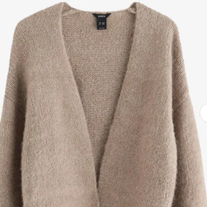 Köp idag för 200kr! Lindex kofta - Mysig beige stickad kofta från Lindex med avslappnad passform och öppen front. Koftan har lång ärm och är perfekt att slänga på sig över en t-shirt. Den är stickad i ett mjukt material som känns skönt mot huden.