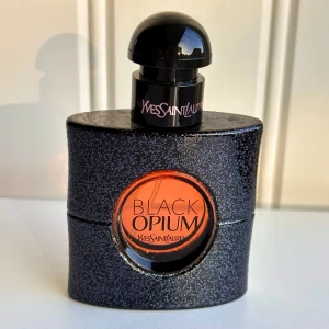 YSL Black Opium EdP 30 ml - YSL Black Opium Eau de Parfum, 30ml. Enbart testsprayad ett fåtal gånger. Kommer i originalförpackningen. Givetvis förvarad mörkt och svalt.