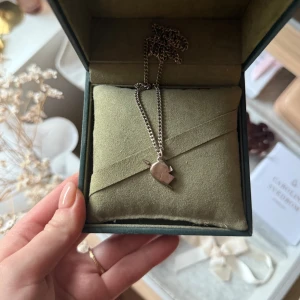 Maria Nilsdotter halsband  - Säljer mitt superfina Maria Nilsdotter halsband. Sparsamt använt 🤍 längd 40, nypris 4900kr  