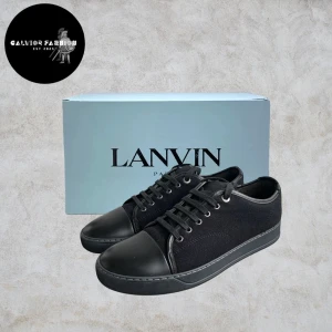 Lanvin skor - Helsvarta Lanvins  med matt cap toe som reflekterar ljuset lätt och ger diskret glans. Ovandel i slitstarkt tyg ( ej mocka) som håller färg och form bättre än mocka. Toppen skick, nästan som nya – har endast två mindre defekter (skriv för bild). Storlek 7. Endast skorna ingår.                  ~                                                                           Nypris: 4000–6000 kr | Vårt pris: 1799 kr Alla följare får rabatt – så följ! 