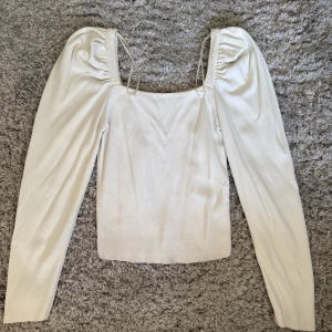 Vit stickad topp från Dilvin - Superfin vit stickad topp från Dilvin med långa puffärmar och fyrkantig ringning. Tröjan är sparsamt använd vilket betyder att det inte finns några fläckar mm💗