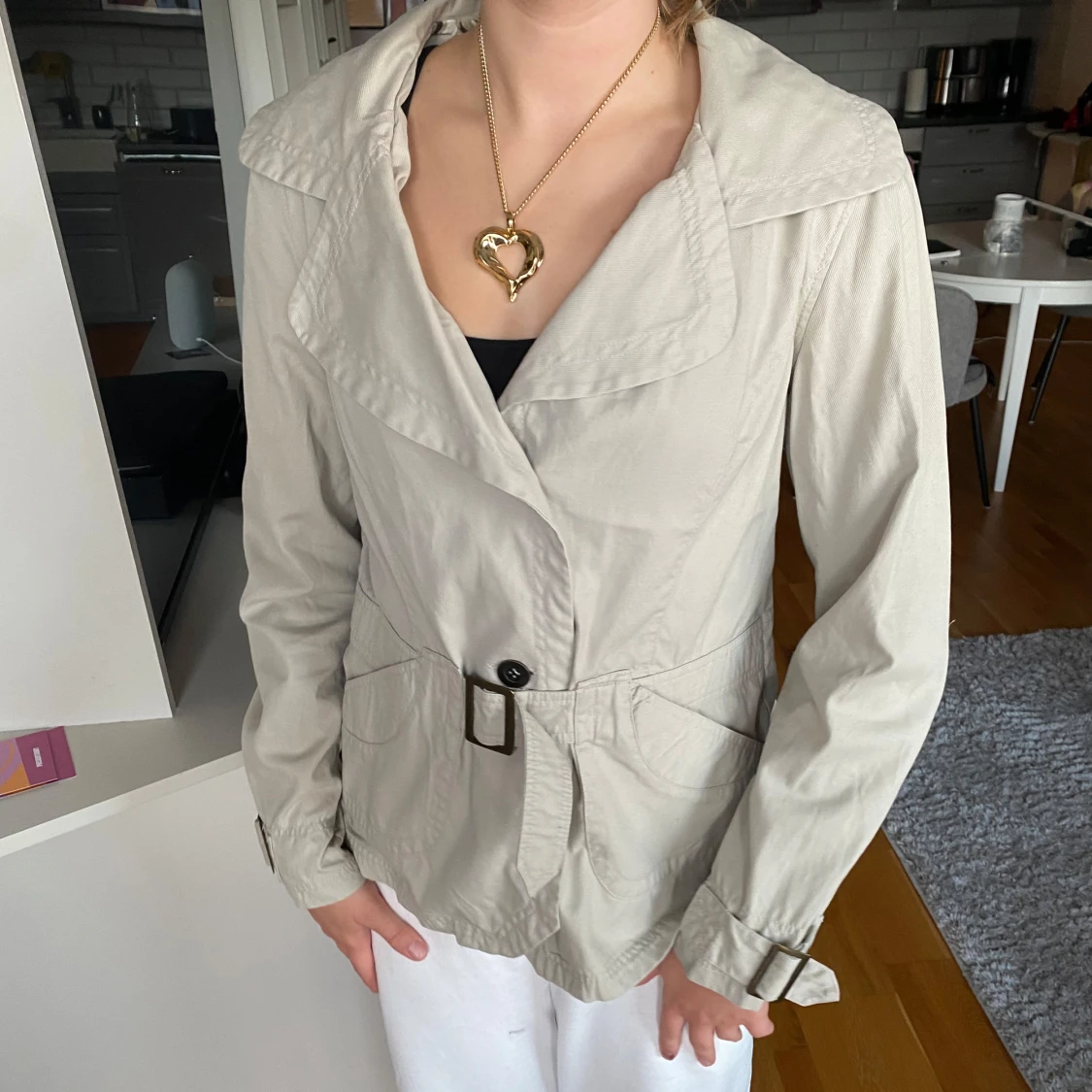 Beige trenchcoat med bälte