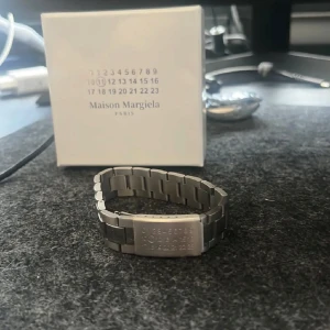 Maison margiela armband - Riktigt fett och eftertraktat armband från margiela. Väldigt bra skick, box medföljes. Skriv vid fler frågor!
