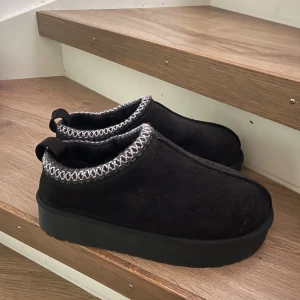 Uggs lager 157 - Svarta moderna uggs från lager 157. Oanvända utan prislapp💗