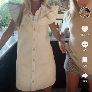 Jeansklänning  - Sjukt snygg jeansklänning! As nice till hösten men även till sommar & vår💕💕 Det går bra att använda köp nu!