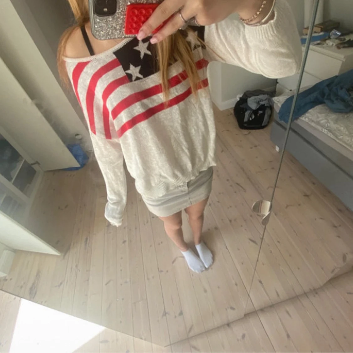 Vit stickad tröja med USA-flagga