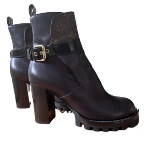 Louis Vuitton svarta boots med klack - Snygga svarta boots från Louis Vuitton i skinn med chunky klack och grov sula. Använda två ggr. Köpta i Louis Vuitton butik i Stockholm 