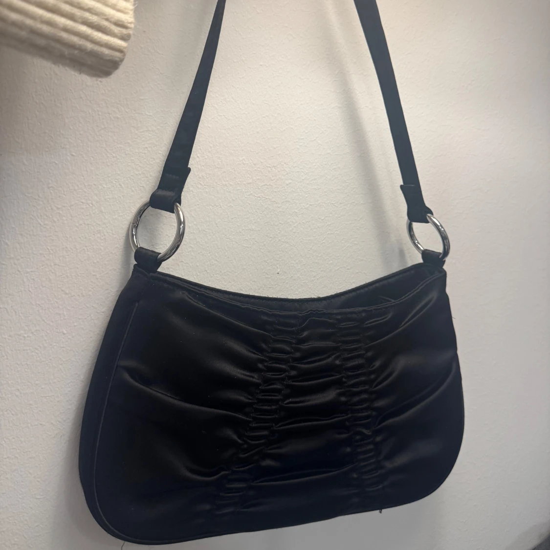 Svart axelväska i satin med rynk - 1