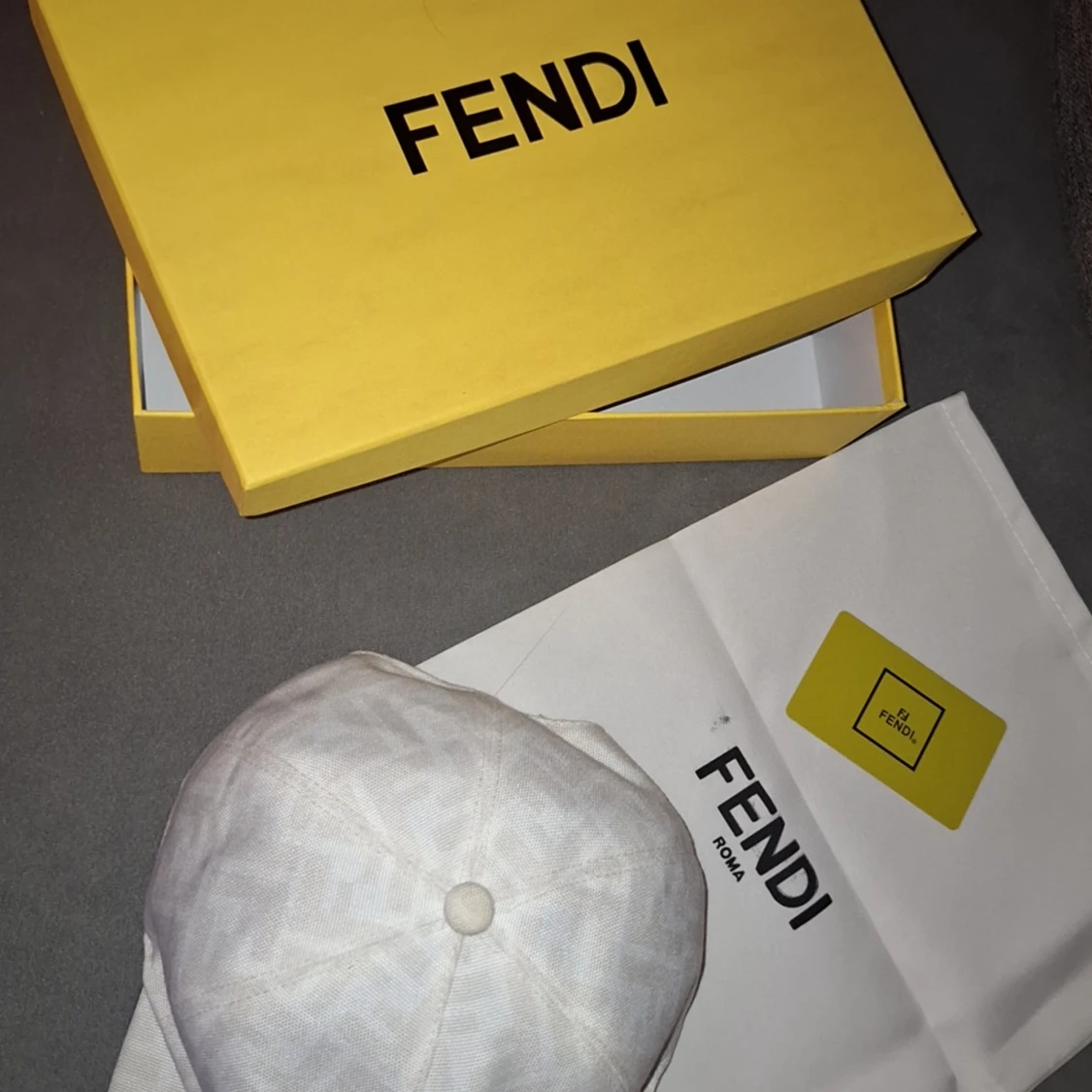 Vit keps från Fendi i bomull