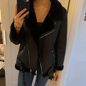 Fusk skinnjacka med pälsfoder  - Snygg fusk skinnjacka med pälsfoder från Zara. I storlek S. Endast använd en gång, som ny förutom att hängaren gått sönder. Köpt ny för 1250kr. Kommer tyvärr inte till användning. 