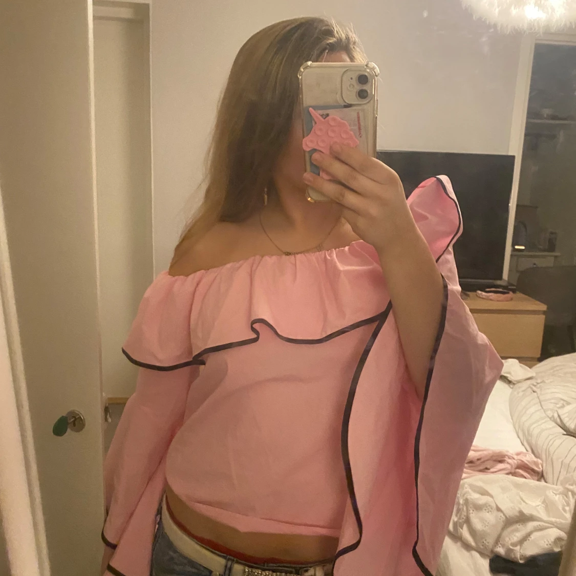 Rosa blus med volang