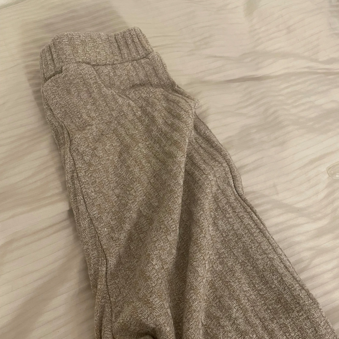 Beige ribbade stickade byxor