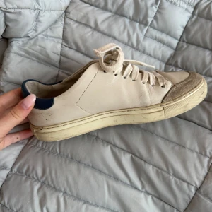 Axel Arigato - Vita arigatos, leopard och mörkblå. Storlek 37. Välanvända men fint skick! Skulle behöva bytas snören 