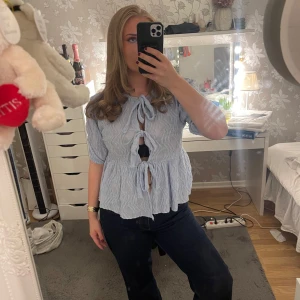 Volangtopp - Aldrig använd topp från gina tricot i storlek M