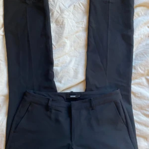 Midwaist kostymbyxor  - I gott skick utom några slitningar längst ner. I modellen Vera, tror jag. I storlek 42 men sitter som en M.