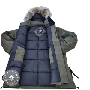 Grön dunparkas från dawson parkaCanada Goose - Säljer en grön dunparkas från Canada Goose med päls på huvan och klassisk logga på ärmen. Jackan har dragkedja och knappar framtill, flera fickor och quiltad insida i mörkblått. Perfekt för kalla vinterdagar och riktigt snygg streetstil.