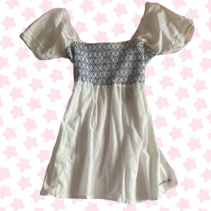 Vit och blå babydoll top Bondelid - Supersöt babydoll top från Bondelid i vitt med blått broderat mönster upptill. Pris kan diskuteras ❣️