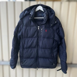 Ralph lauren jacka  - Ralph lauren jacka i storlek S | Skick 7/10, har några små defekter men lätta att fixa | Nypris ligger på runt 5k | Vid frågor är det bara att höra av sig!