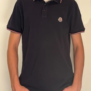 Moncler Piké  - Hej! Jag säljer nu min Moncler Piké  i 8,5/10 skick. Jag säljer den pga av att den inte kommer till användning längre . För att se passform på mig (180cm lång) se bild nr 1. SIZE S. Pris är ej hugget i sten och kan förhandlas vid snabb affär. Om du är intresserad eller har några frågor är det bara att kontakta mig, så ska jag besvara dina frågor och funderingar så bra jag kan. Mvh// 