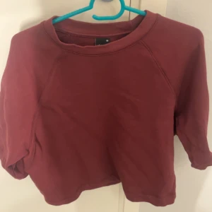 Vinröd sweattshirt - En enkel och snygg vinröd tshirt i sweatshirt material som är väldigt snygg och super skick!
