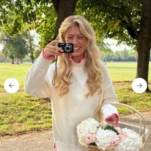 Vit polo med rosa outline  - Helt ny tröja från MMT x Flippia collectionen. Super fin men säljer då jag beställde två❤️pris kan diskuteras