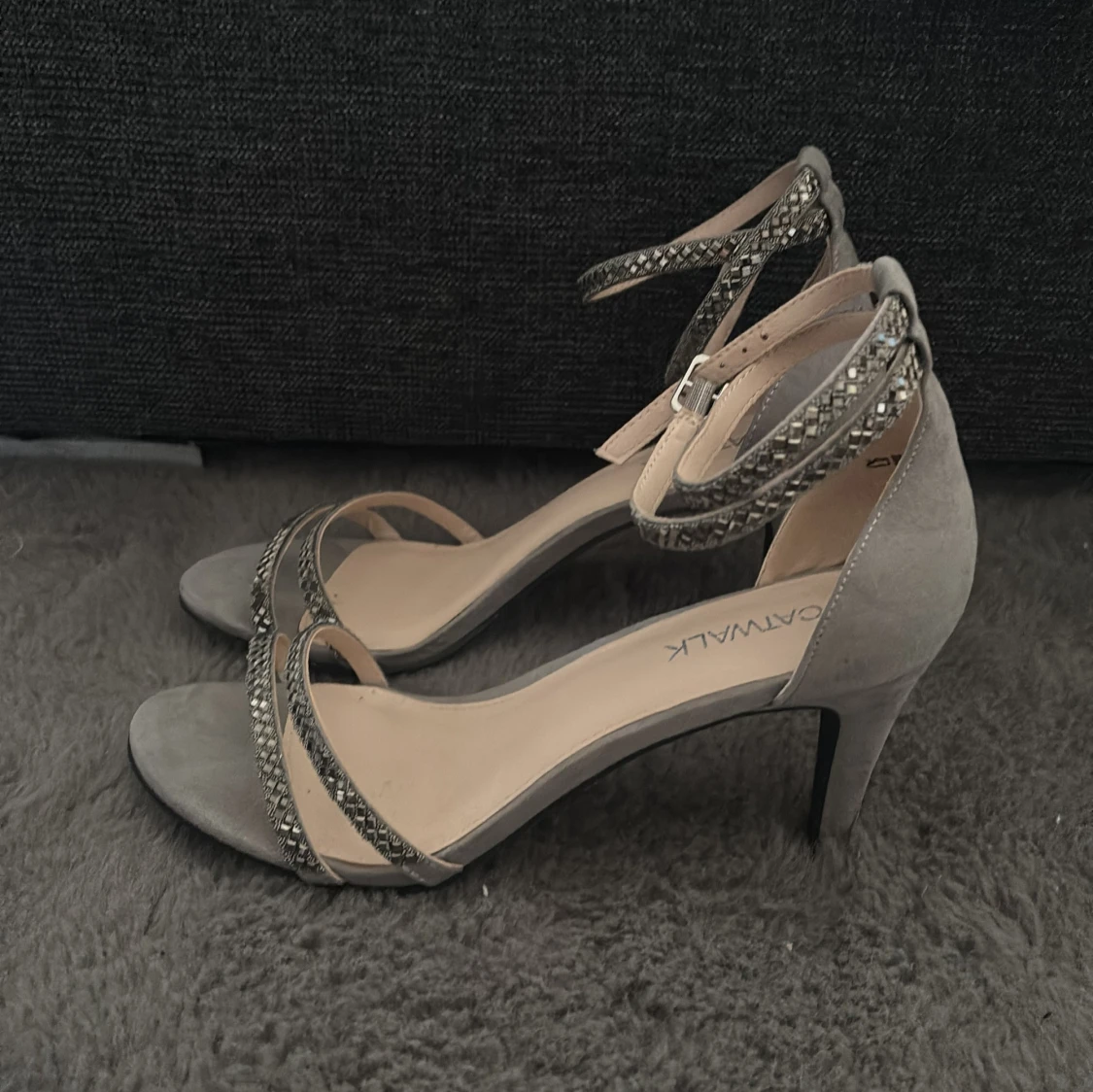 Grå sandaler med klack från Catwalk - 1