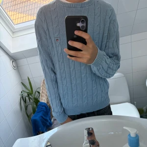 Gant Kabelstickad tröja - Tja! Säljer en as fet tröja från Gant. Sjukt skön o bra till hösten. Nypris 1600kr. Hör av dig om du har nån fundering!