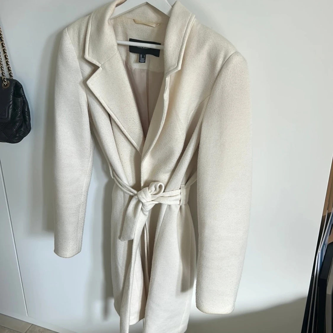 Beige kappa med bälte från Vero Moda  - 1