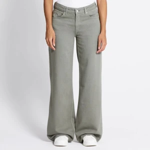 Supersnygga gröna jeans  - Säljer dem populära gröna jeans från lager 157. Helt nya och använda endast en gång men märkte att jag inte har så mycket plagg som passar byxorna så säljer dem vidare till någon som kan få mer användning av dem:)