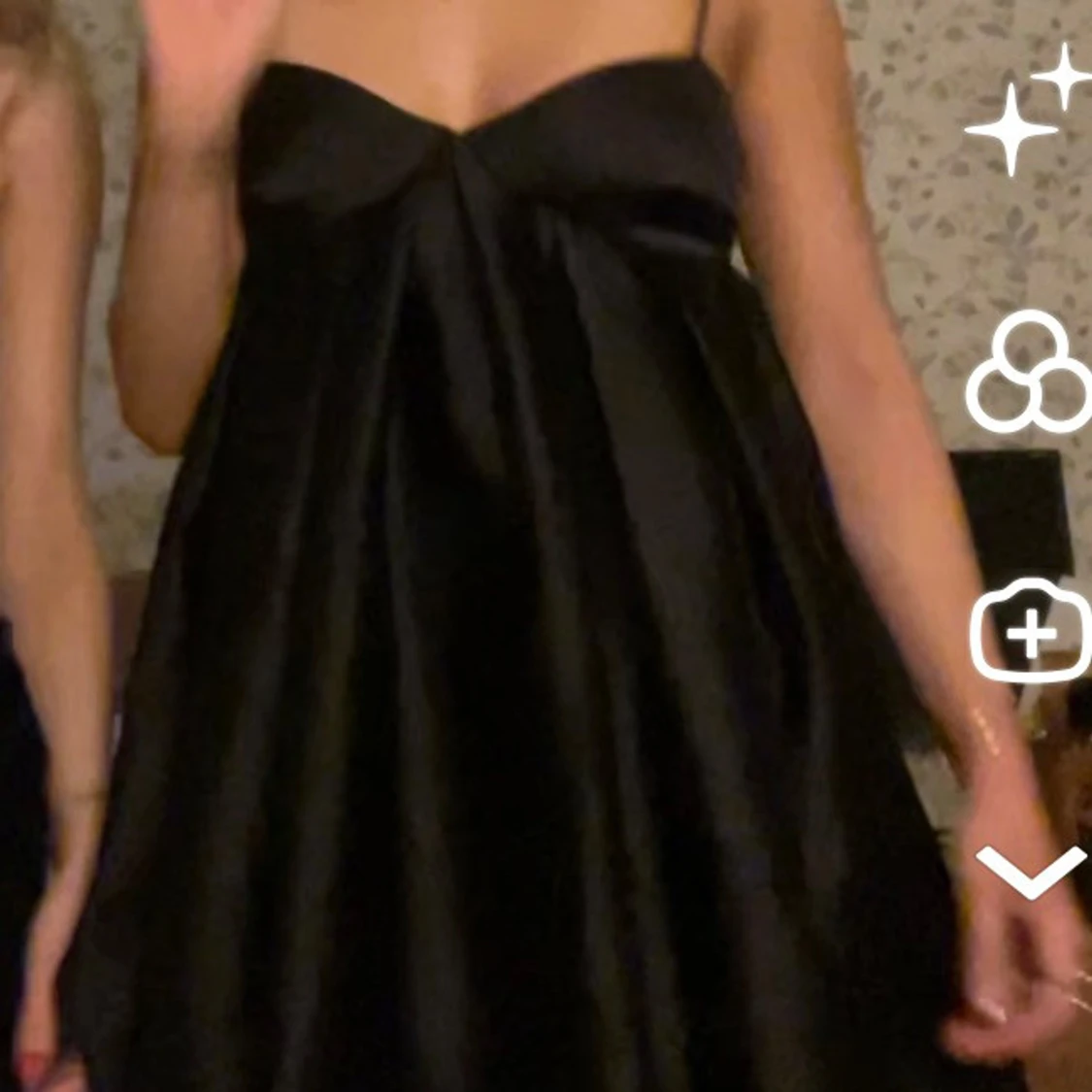 Svart satin kortklänning med tunna band - 1