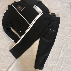 Palm angels tracksuit XL - Säljer min fina Palm angels tracksuit XL den är nästintill oanvänd. Kvitto finns.