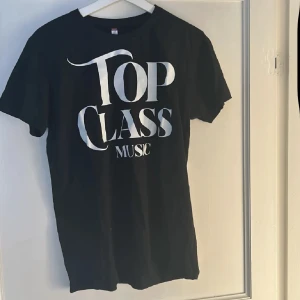 Top class T shirt - Finns i S M och L så skriv vilken du vill ha 