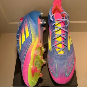 Adidas F50 Fotbollsskor  - Säljer dessa adidas f50 med påse. Helt nya. 